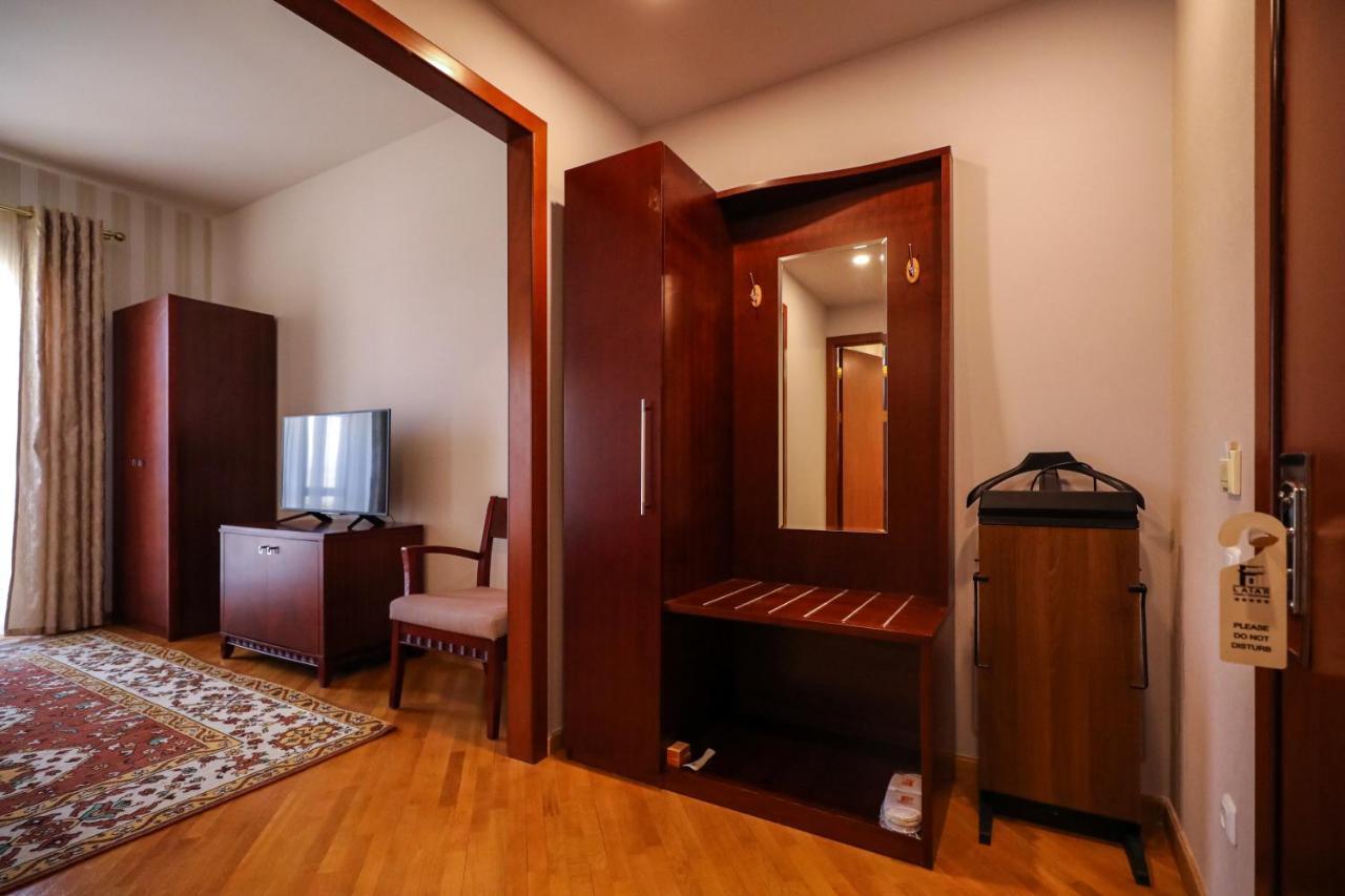 Latar Hotel Yerevan Exterior photo