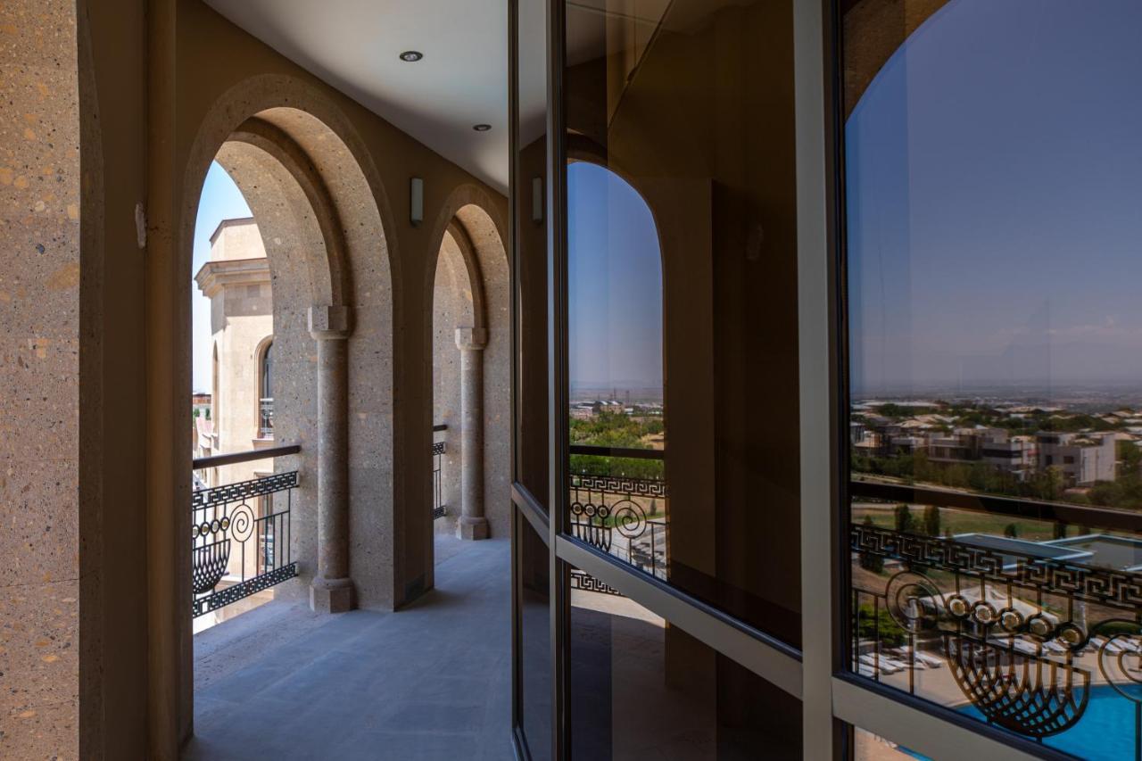 Latar Hotel Yerevan Exterior photo