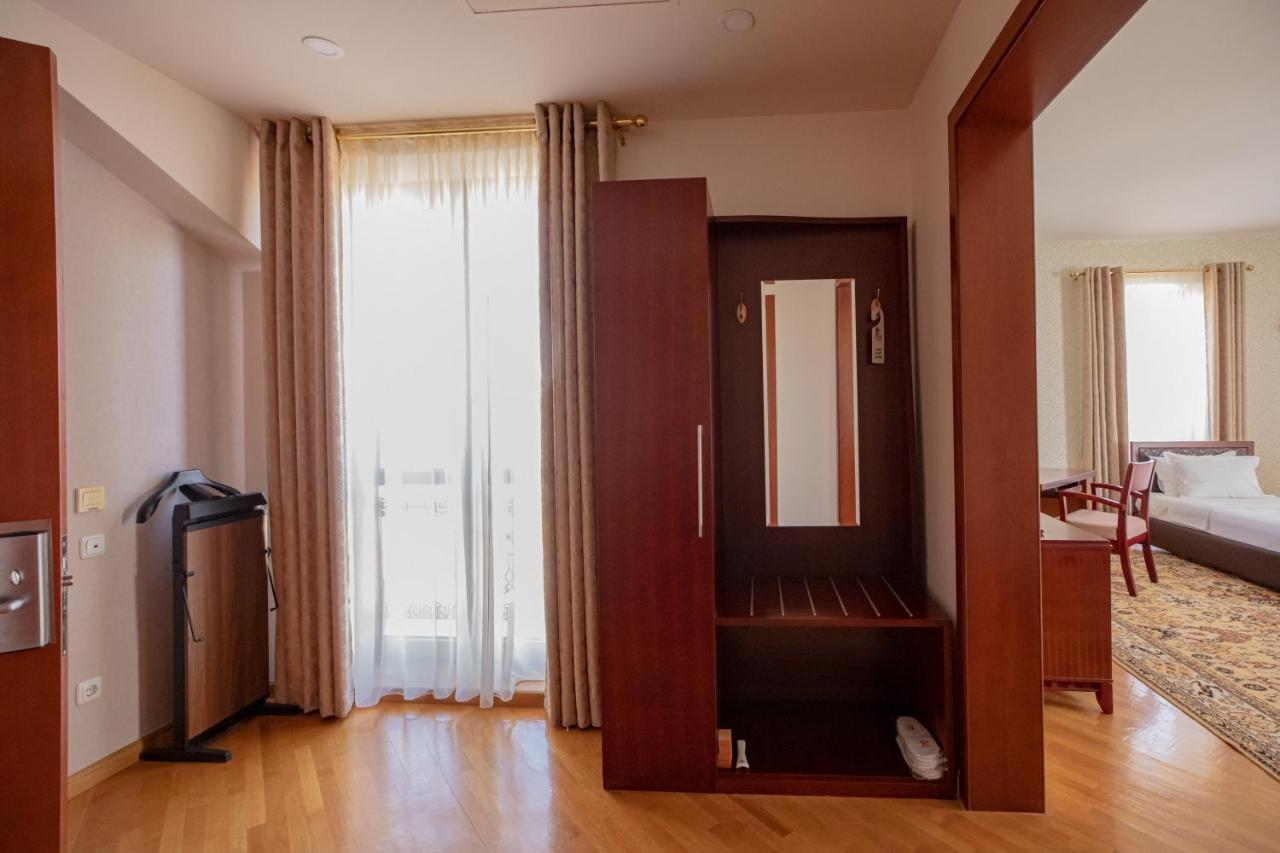 Latar Hotel Yerevan Exterior photo