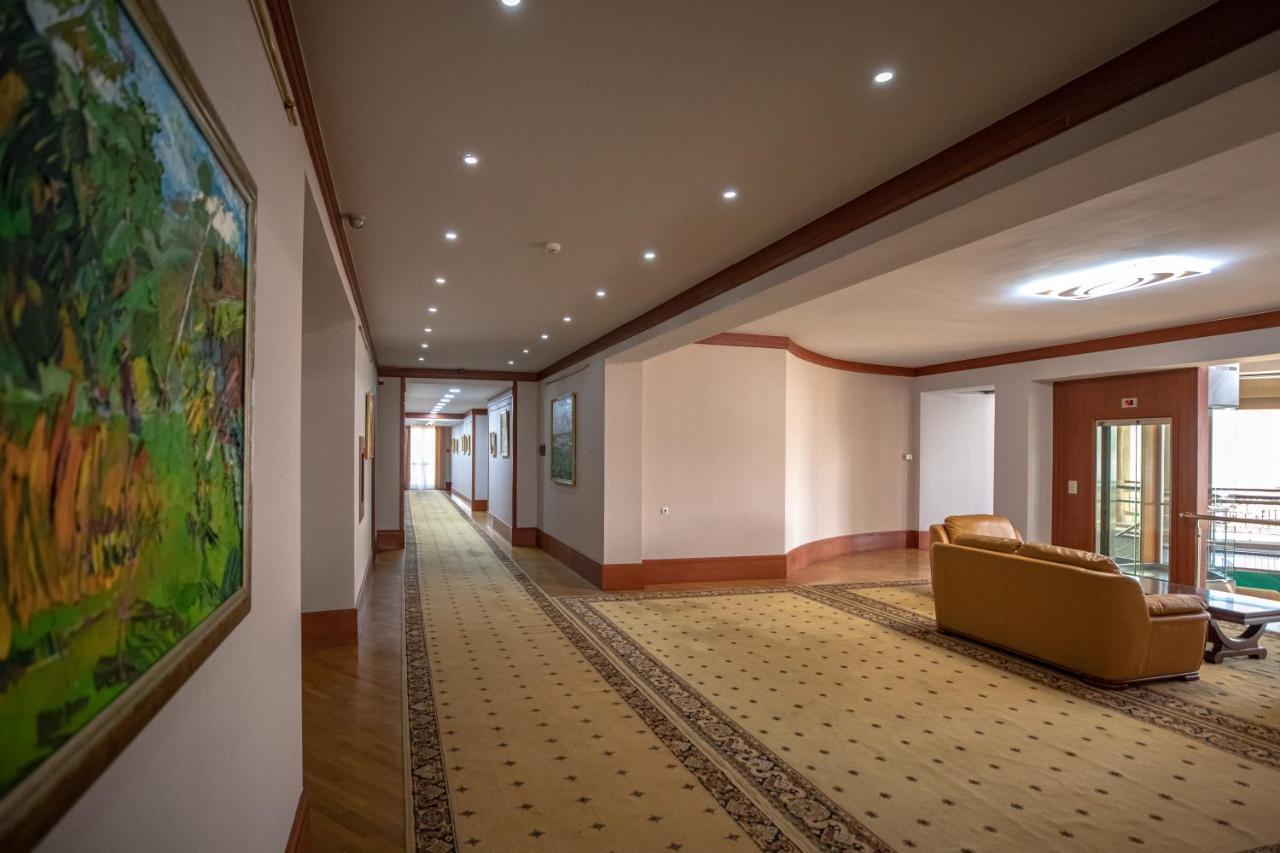 Latar Hotel Yerevan Exterior photo