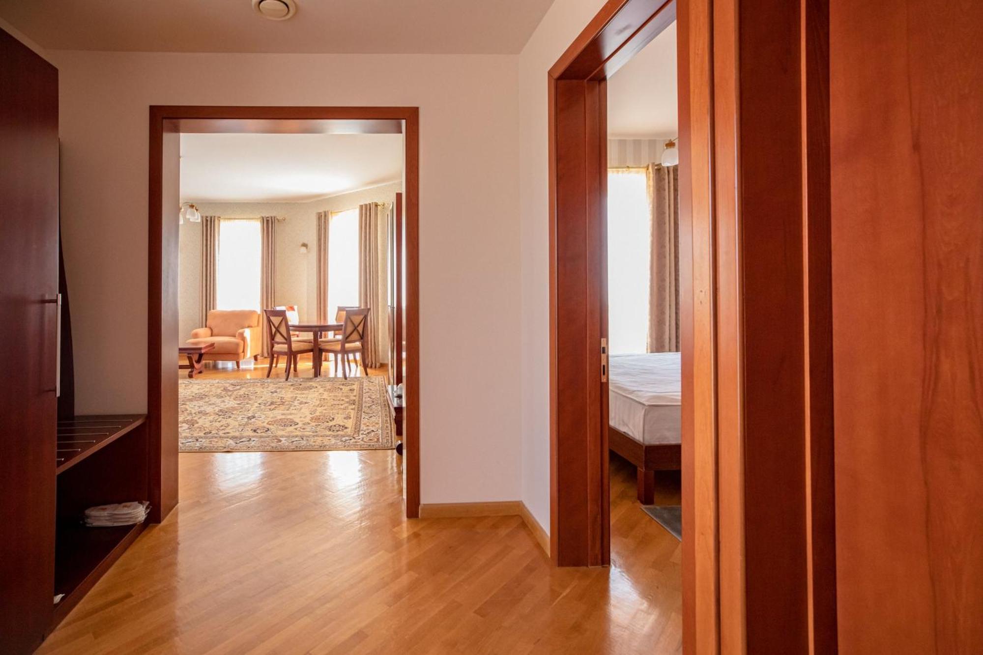 Latar Hotel Yerevan Exterior photo