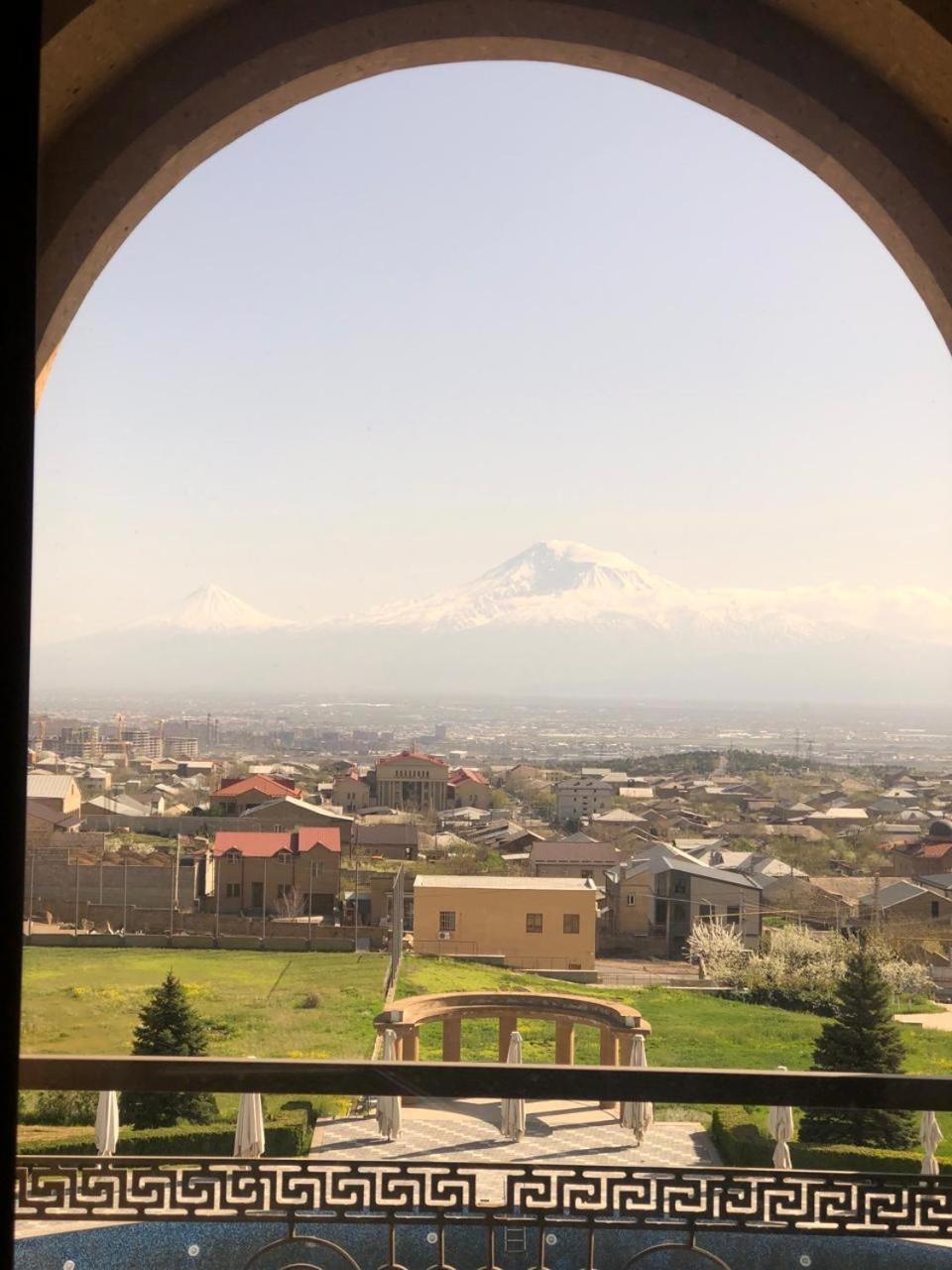 Latar Hotel Yerevan Exterior photo