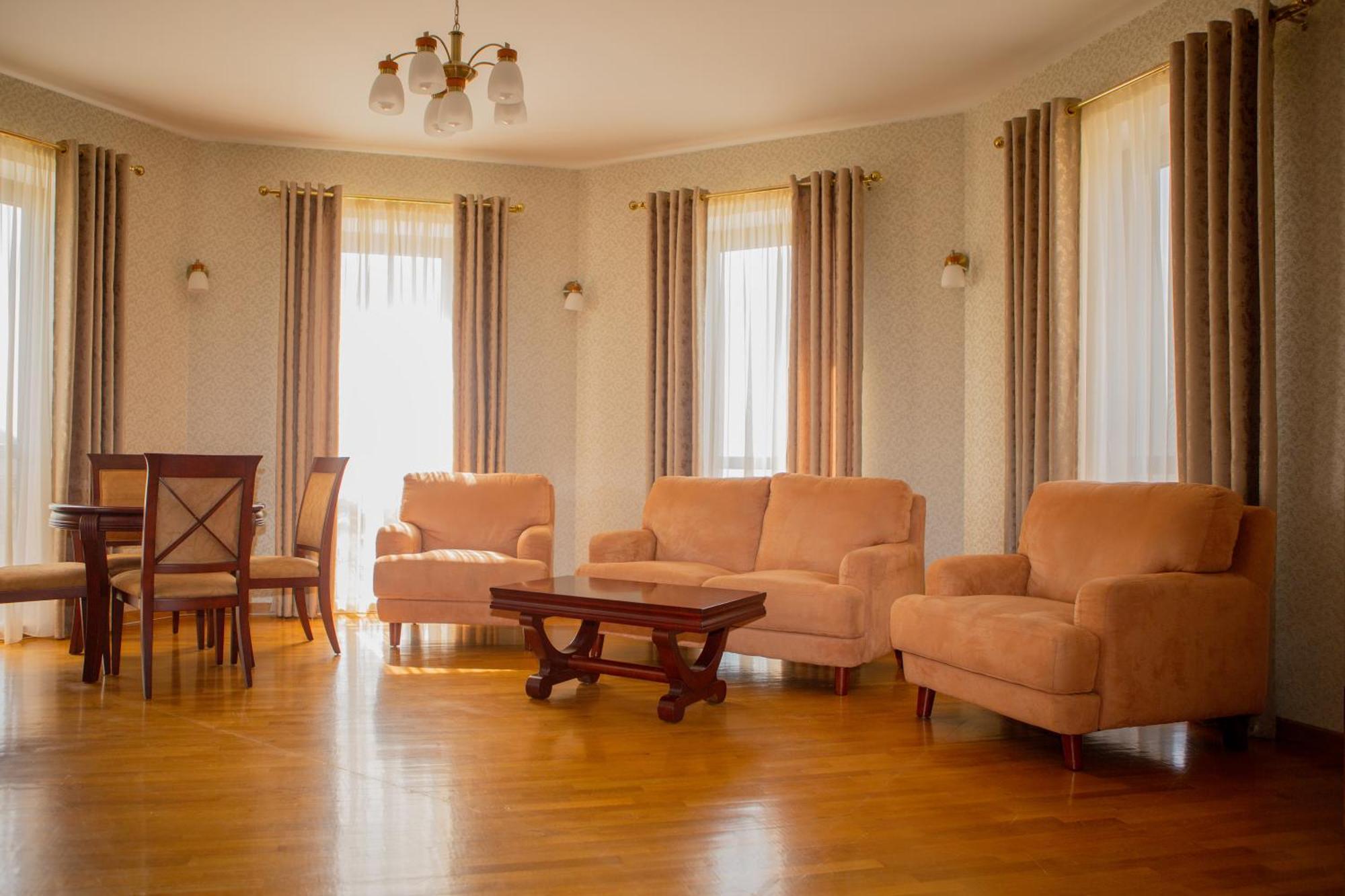 Latar Hotel Yerevan Exterior photo
